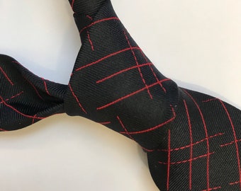 Cravatta Jaeger London in seta nera e rossa con motivo astratto, realizzata in Italia. Cravatta di lusso firmata da uomo, elegante, adatta per occasioni formali, matrimoni e affari. Accessorio di moda.