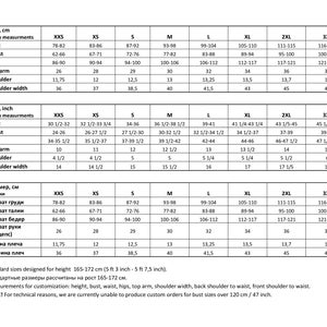 K&ouml;nnte beinhalten: Eine Gr&ouml;&szlig;entabelle f&uuml;r Kleidung in Zoll und Zentimetern. Die Tabelle enth&auml;lt Ma&szlig;e f&uuml;r Brustumfang, Taille, H&uuml;fte, Oberarm, Schulter und Schulterbreite. Die Tabelle ist f&uuml;r die Gr&ouml;&szlig;en XXS bis 3XL.