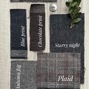 Puede incluir: Una colecci&oacute;n de muestras de tela en varios tonos de gris y marr&oacute;n con diferentes patrones. Las muestras est&aacute;n etiquetadas con nombres como "Impresi&oacute;n gris", "Impresi&oacute;n chocolate", "Impresi&oacute;n azul", "Noche estrellada", "Niebla de oto&ntilde;o" y "Cuadros".