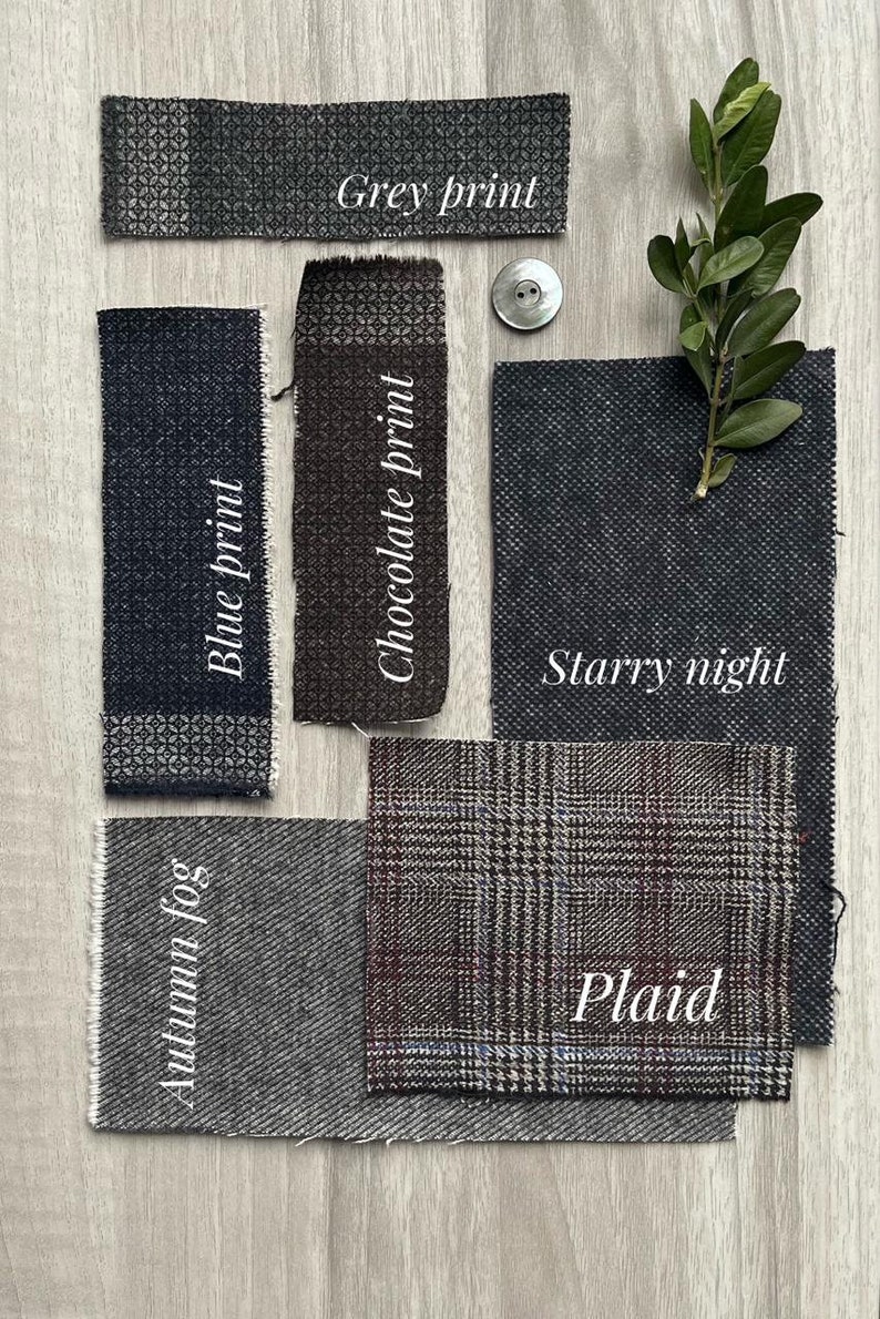 Puede incluir: Una colecci&oacute;n de muestras de tela en varios tonos de gris y marr&oacute;n con diferentes patrones. Las muestras est&aacute;n etiquetadas con nombres como "Impresi&oacute;n gris", "Impresi&oacute;n chocolate", "Impresi&oacute;n azul", "Noche estrellada", "Niebla de oto&ntilde;o" y "Cuadros".