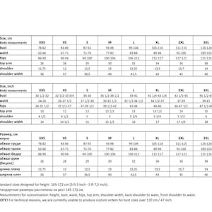 Puede incluir: Tabla de tallas para ropa en cent&iacute;metros y pulgadas. La tabla incluye medidas para el busto, la cintura, las caderas, la parte superior del brazo, el hombro y el ancho del hombro. La tabla incluye tallas desde XXS hasta 3XL.