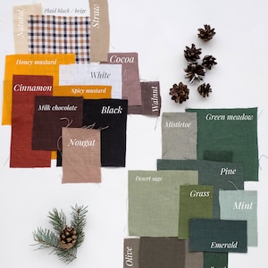 Pu&ograve; includere: Una cartella colori di campioni di tessuto di lino in varie tonalit&agrave; di marrone, verde e beige. I campioni sono etichettati con nomi come "Nougat", "Vischio", "Pino" e "Verde bosco".