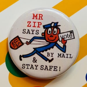 Puede incluir: Un botón ovalado blanco con una ilustración de dibujos animados de un cartero corriendo con una bolsa que dice "U.S. Mail" y sosteniendo un cartel que dice "vote". El texto en el botón dice "Mr. Zip Says Vote By Mail & Stay Safe!"
