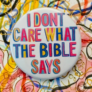 No me importa lo que diga la Biblia / botón pinback de 1.75 pulgadas / LGBTQIA / ateo