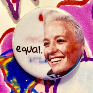 Megan Rapinoe 1.25 pollici pulsante / parità di retribuzione / femminismo / femminista / US calcio femminile / LGBT / USWNT