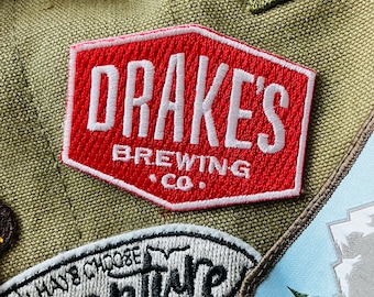 Brandneue Drake'sbrering Company rot weiß gestickte Aufnäher Memorabilien zum Aufbügeln Sammlerstück