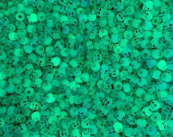 Inneres Feuer Plastik Glow-In-The-Dark Totenkopf Beads