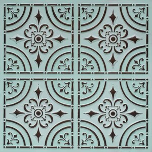 Può includere: Una piastrella per soffitto decorativa con un motivo ripetitivo di disegni floreali marroni su uno sfondo blu chiaro.