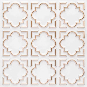 Puede incluir: Teja de techo blanca con un diseño decorativo en relieve de color dorado, compuesto por cuatrifolios repetidos.