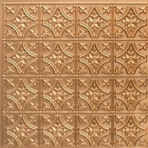 Puede incluir: Una teja de techo de metal de color dorado con un patrón en relieve repetido de flores y hojas estilizadas.