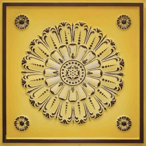 Può includere: Una piastrella quadrata gialla con un bordo marrone e un motivo floreale in rilievo bianco e marrone al centro. Il motivo presenta un grande fiore circolare con un fiore più piccolo a forma di stella al centro.