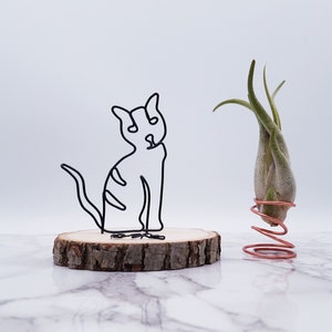Wire sculpture of cat, tabby, pet memorial, pet portrait, wire art, home decor, office decor, cat lovers, gift, desk decor, desk accessories image 1