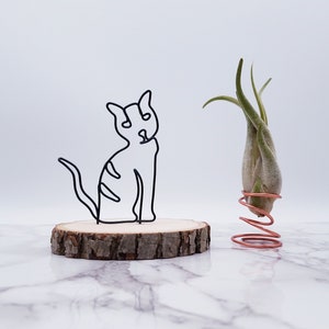 Wire sculpture of cat, tabby, pet memorial, pet portrait, wire art, home decor, office decor, cat lovers, gift, desk decor, desk accessories image 2