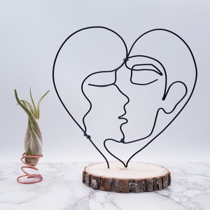 Wire sculpture of kissing couple, personalize, home decor, heart shaped, couple in love, Valentines's gift, wire art, wedding, anniversary image 1