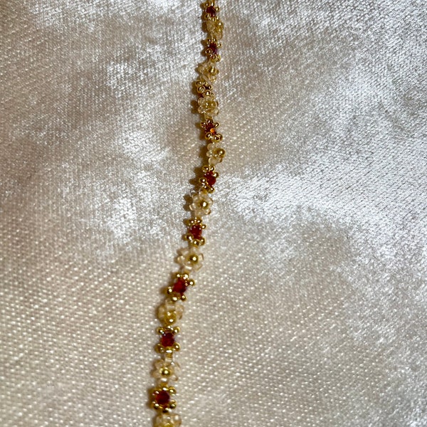 bracelet fleurs avec perles couleurs rouge rubis, beige et or