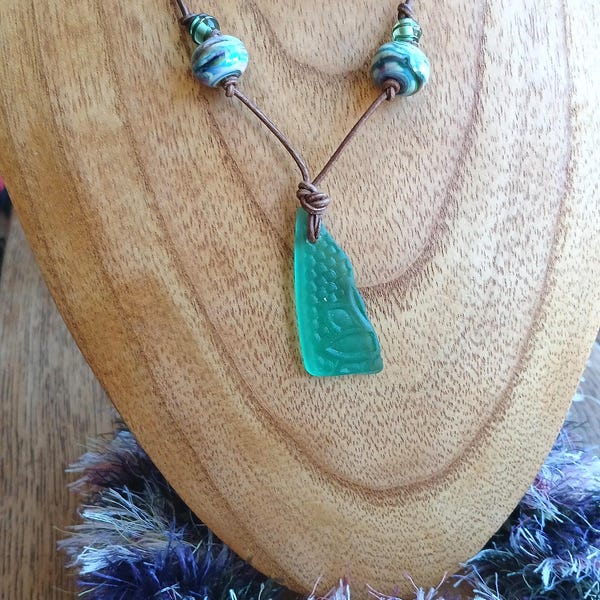 Collana in vetro di mare verde acqua goffrato: girocollo in pelle hawaiana