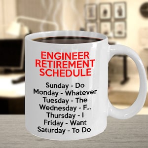 Puede incluir: Taza de café de cerámica blanca con asa negra. La taza tiene un gráfico rojo y negro que dice "Engineer Retirement Schedule" y enumera un horario humorístico para cada día de la semana.