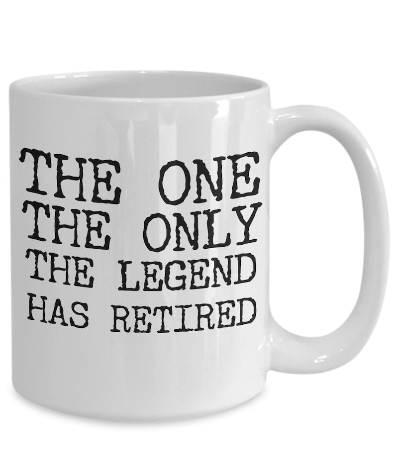 K&ouml;nnte beinhalten: Wei&szlig;e Keramik-Kaffeetasse mit schwarzem Text, der "The One The Only The Legend Has Retired" lautet.