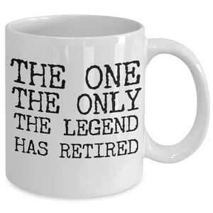 K&ouml;nnte beinhalten: Wei&szlig;e Keramik-Kaffeetasse mit schwarzem Text, der "The One The Only The Legend Has Retired" lautet.
