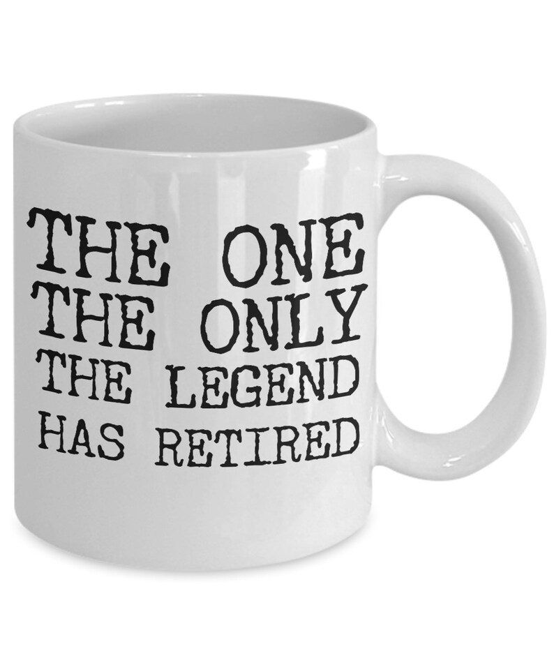 K&ouml;nnte beinhalten: Wei&szlig;e Keramik-Kaffeetasse mit schwarzem Text, der "The One The Only The Legend Has Retired" lautet.