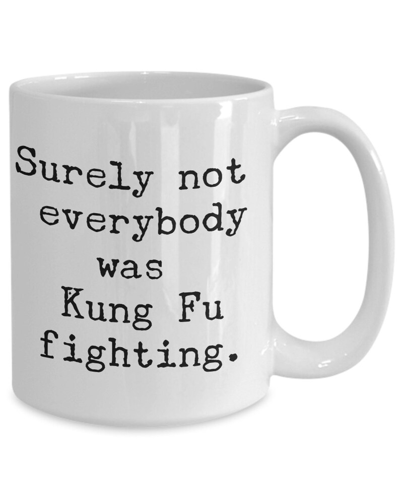 Puede incluir: Taza de caf&eacute; de cer&aacute;mica blanca con texto negro que dice "Surely not everybody was Kung Fu fighting."