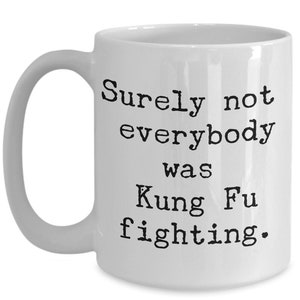 Puede incluir: Taza de caf&eacute; de cer&aacute;mica blanca con texto negro que dice "Seguramente no todo el mundo estaba luchando Kung Fu."