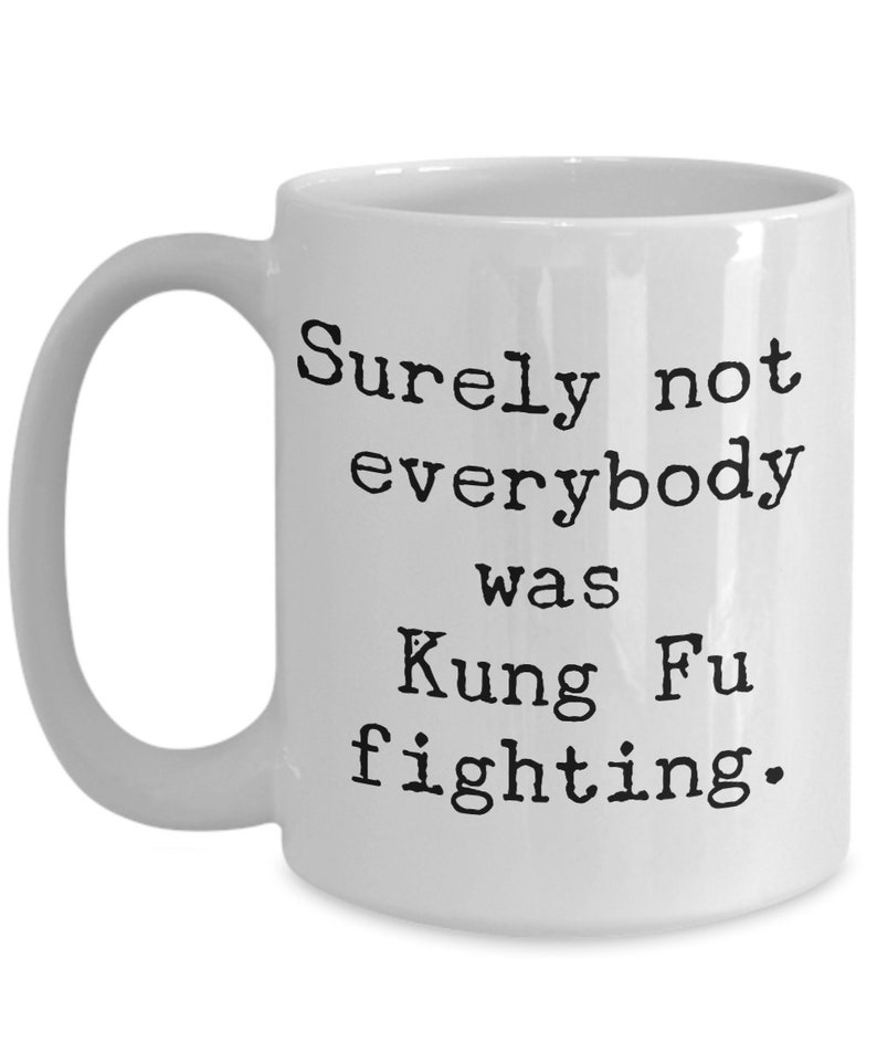 Puede incluir: Taza de caf&eacute; de cer&aacute;mica blanca con texto negro que dice "Seguramente no todo el mundo estaba luchando Kung Fu."