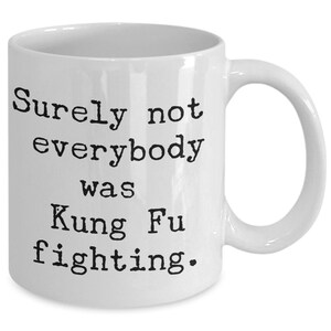 Puede incluir: Taza de caf&eacute; de cer&aacute;mica blanca con texto negro que dice "Surely not everybody was Kung Fu fighting."