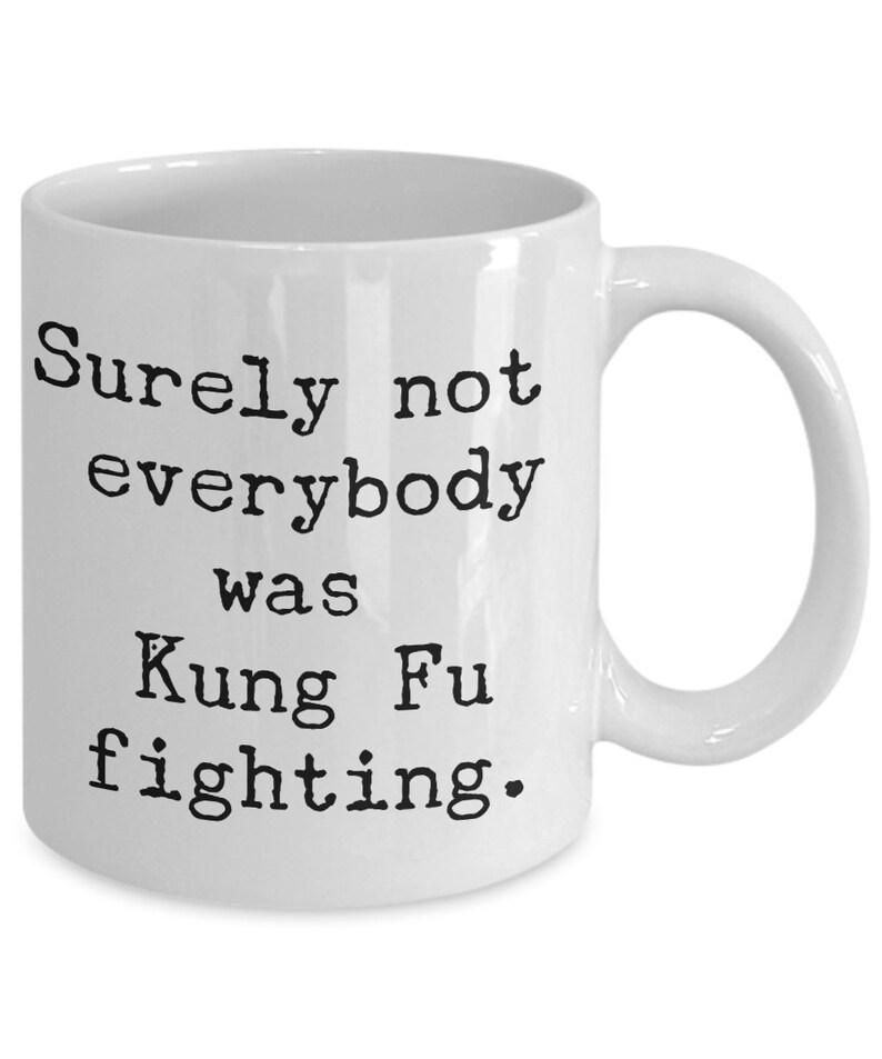 Puede incluir: Taza de caf&eacute; de cer&aacute;mica blanca con texto negro que dice "Surely not everybody was Kung Fu fighting."