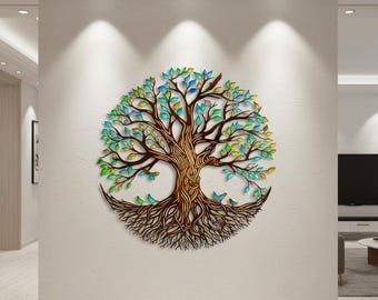 Può includere: Un'opera d'arte da parete decorativa con un design ad albero della vita. L'albero ha un tronco e rami marroni con foglie colorate in tonalità di blu, verde e giallo. Le radici sono visibili alla base, montato su una parete bianca.