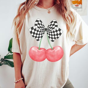 Trendige karierte Schleife PNG, Girly karierte Junge Design, Vintage karierte Kirsche PNG, süßes Kirsch Jungen Design, karierter Kirsch T-Shirt Druck