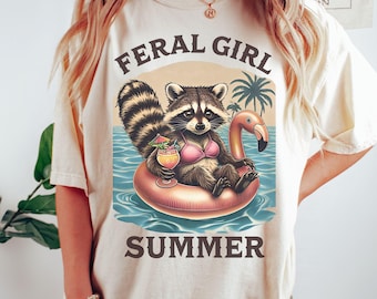 Feral Girl Summer Raccoon PNG, Camiseta Feral Beach Raccoon, Design Engraçado de Guaxinim, Camiseta Flamingo Float, PNG Retro, Camiseta Floatie Summer Graphic