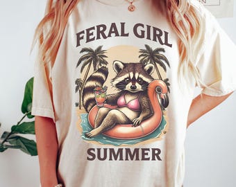 Feral Girl Summer Raccoon PNG, Camiseta Feral Beach Raccoon, Camiseta engraçada com design de guaxinim para férias de verão, Retro PNG, Estampas de camiseta gráfica de verão