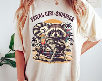 Feral Girl Summer PNG, Letnia koszulka projekt, Letnia grafika PNG, Raccoon Beach Shirt, Zabawna koszulka Raccoon, Dzika koszulka, Dziki szop