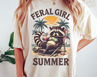 Feral Girl Summer Raccoon Png, Zabawny projekt koszulki Raccoon, Letnia koszulka wakacyjna, Feral Beach Raccoon, Retro PNG, Letnie nadruki na koszulce graficznej
