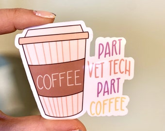 Op de afbeelding: Een witte sticker met een cartoon koffiebeker en de tekst "Part Wet Tech Part Coffee".