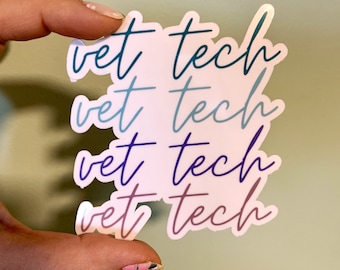 Op de afbeelding: Vier stickers met de tekst "vet tech" geschreven in een cursief schrift. De stickers zijn op elkaar gelegd, met elke laag een andere kleur. De kleuren zijn paars, blauw, turquoise en lichtblauw.