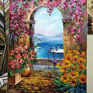 Puede incluir: Una pintura al &oacute;leo sobre lienzo que representa un arco de piedra con vistas a un mar azul. La escena muestra vibrantes buganvillas rosas colgando del arco, macetas de terracota con flores naranjas y rojas, y una mesa con dos copas.