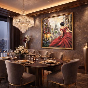 Op de afbeelding: Een luxe eetkamer met een grote, ronde houten tafel gedekt voor een maaltijd. De kamer heeft gestoffeerde stoelen, een kristallen kroonluchter en een ingelijst schilderij van een vrouw in een rode jurk in Parijs. Rechts staat een hoge gouden vaas.