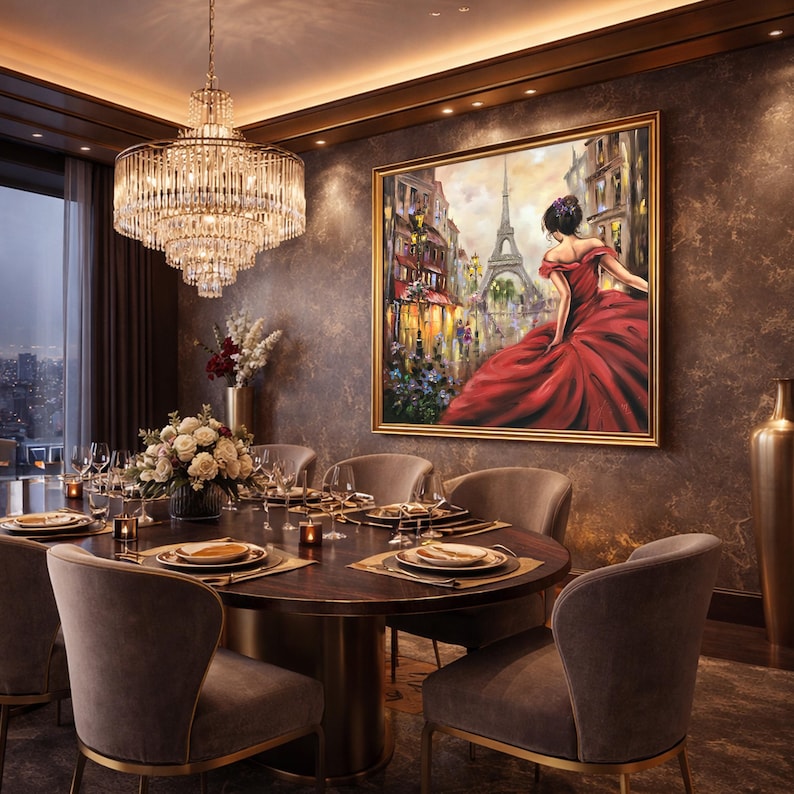 Op de afbeelding: Een luxe eetkamer met een grote, ronde houten tafel gedekt voor een maaltijd. De kamer heeft gestoffeerde stoelen, een kristallen kroonluchter en een ingelijst schilderij van een vrouw in een rode jurk in Parijs. Rechts staat een hoge gouden vaas.