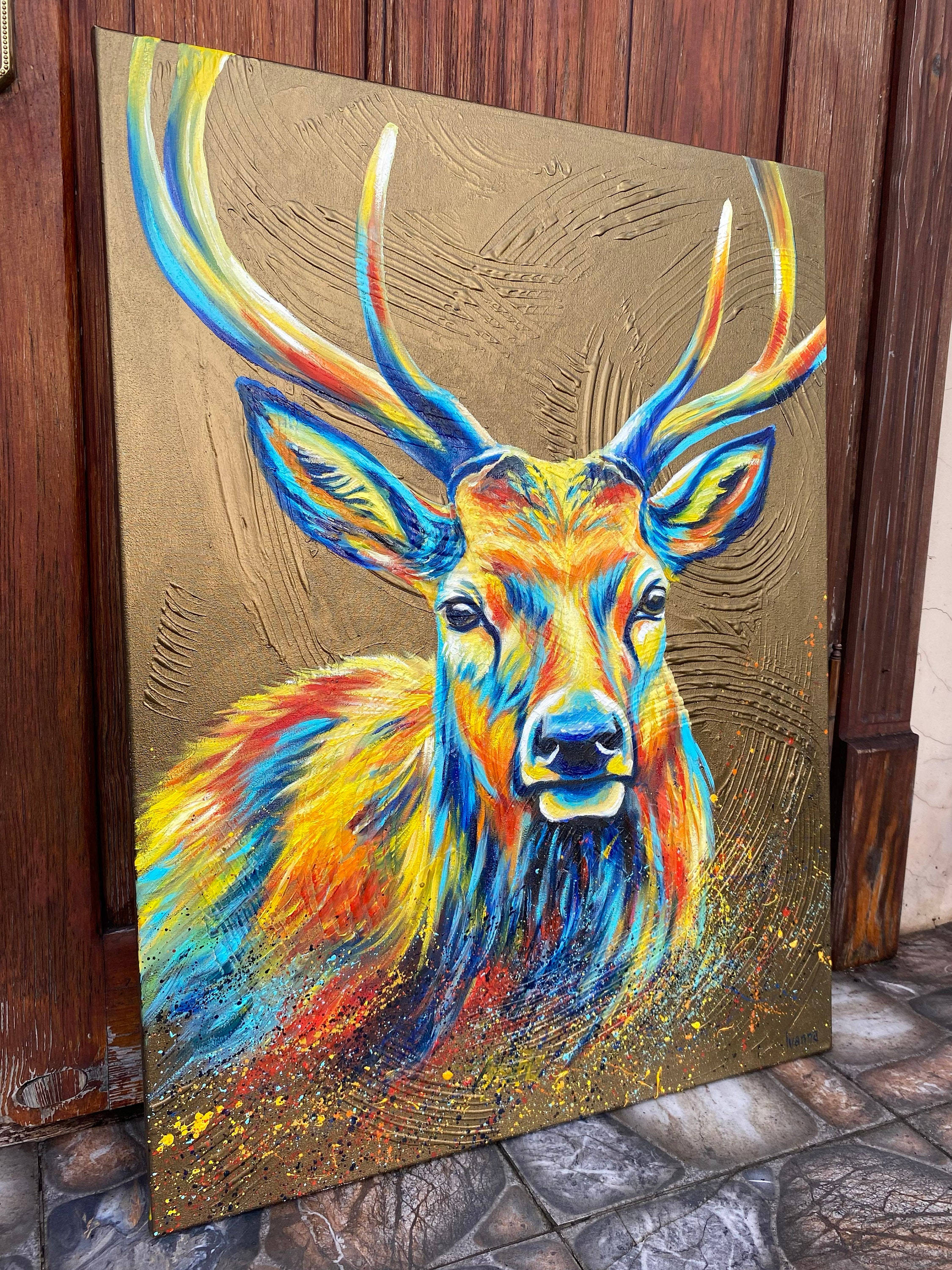 鹿の油彩画 キャンバスに描かれた抽象的な鹿の絵 金色の鹿の頭 壁アート