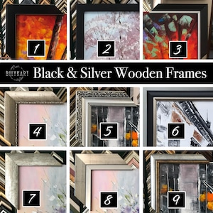 Op de afbeelding: Een verzameling ingelijste kunstwerken met verschillende stijlen en kleuren. De lijsten zijn zwart en zilverkleurig hout. De kunstwerken omvatten abstracte schilderijen en landschappen. De tekst "Black & Silver Wooden Frames" is zichtbaar.