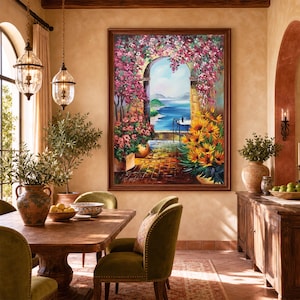 Puede incluir: Un cuadro al &oacute;leo rectangular con marco que representa una escena de terraza mediterr&aacute;nea con un arco de piedra, buganvillas rosas, girasoles amarillos y una vista al mar azul, colgado en una pared de tonos c&aacute;lidos en un comedor.