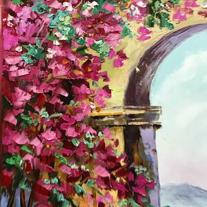 Puede incluir: Una pintura al &oacute;leo con pinceladas empastadas, gruesas y texturizadas de flores de buganvilla de color magenta y rosa vibrante que caen en cascada sobre un arco de piedra. La escena incluye un cielo azul p&aacute;lido y colinas distantes.
