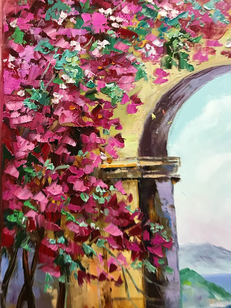 Puede incluir: Una pintura al &oacute;leo con pinceladas empastadas, gruesas y texturizadas de flores de buganvilla de color magenta y rosa vibrante que caen en cascada sobre un arco de piedra. La escena incluye un cielo azul p&aacute;lido y colinas distantes.