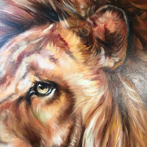 Pu&ograve; includere: Primo piano del volto di un leone, che mostra pennellate dettagliate e colori ricchi. L'opera d'arte mette in risalto l'occhio, l'orecchio e la criniera del leone, con un focus sulle trame e le sfumature di marrone, oro e beige.