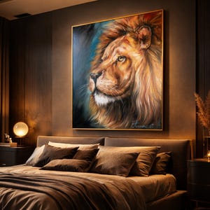 Pu&ograve; includere: Dipinto ad olio incorniciato di un profilo di leone, con una criniera dorata e uno sguardo concentrato. L'opera d'arte &egrave; incorniciata in oro e si trova su uno sfondo blu scuro e marrone. Il dipinto &egrave; appeso sopra un letto con biancheria da letto marrone.