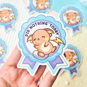 Könnte beinhalten: Eine Sammlung von Aufklebern mit einem Cartoon-Charakter und einem Blitz. Die Aufkleber haben ein blau-violettes Banddesign und den Text "DID NOTHING TODAY".