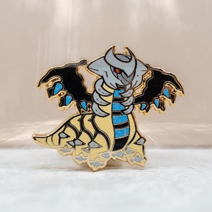Pin esmaltado de Giratina variocolor / Pin de Dialga / Pin de Palkia / Pin esmaltado de su forma origen / Pin de Garchomp / Pin de Sinnoh / Pin de Dracónico