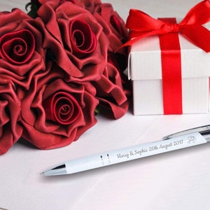 Personalisierte kugelschreiber mit gravur. Unsere gravierten Stifte sind ein perfektes Geschenk für Hochzeitsgäste und viele andere Feiern Bild 7